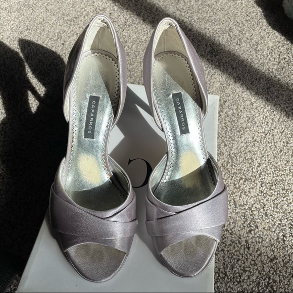Silver Heels - Picture 2 of 12
